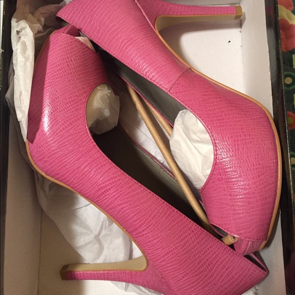 Brand new hot pink lizard heels