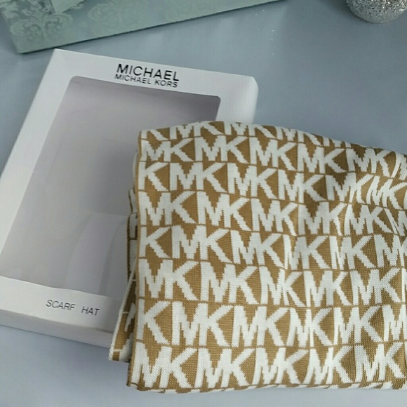 🚨FINAL CALL🚨Michael Kors BOX SET scarf and hat - Picture 4 of 4