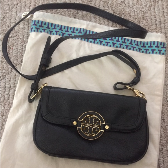 Tory Burch cross body purse with magnet closure.