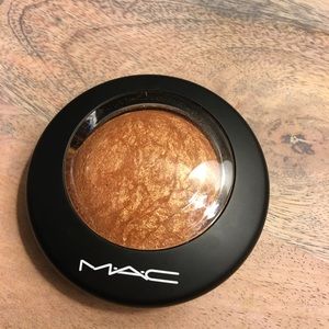 MAC Mineralize Skinfinish in Gold Deposit