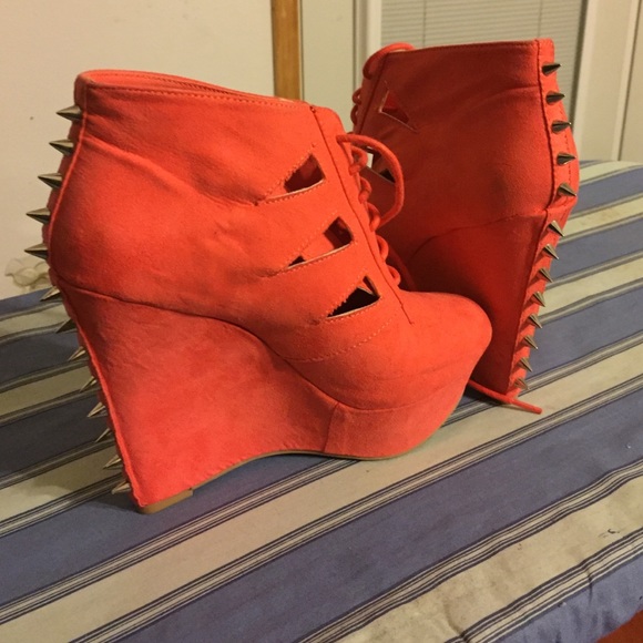 Coral Spike Wedge
