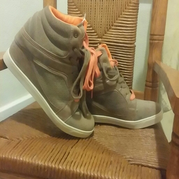 Taupe wedges