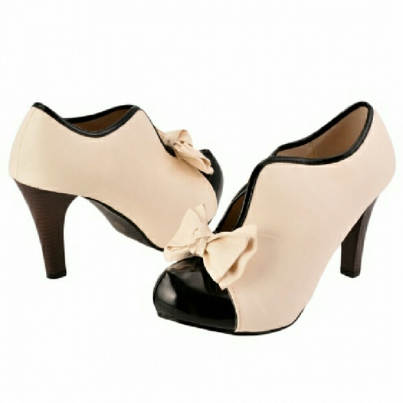 Beige platform ankle boots w/ bows!