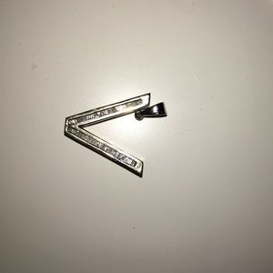 V pendant