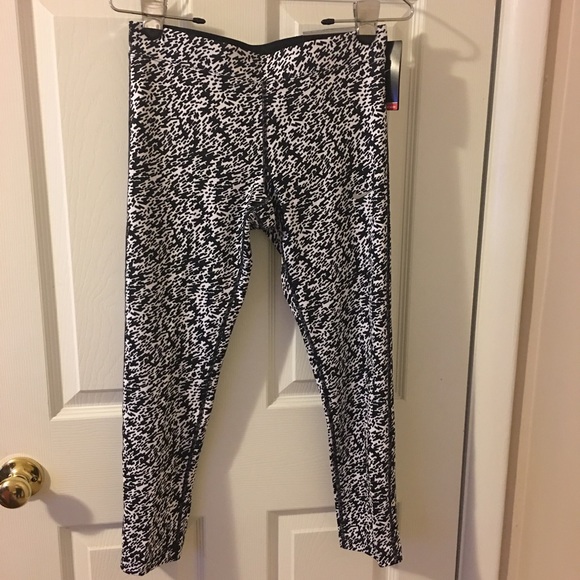 Nike Pants - 🏃🏻‍♀️ NiKE Essentials Tight Fit Capri 🏃🏻‍♀️