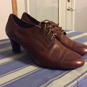 Brown low heel dress shoes