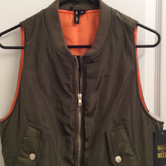Vest in Army Green - Picture 2 of 4