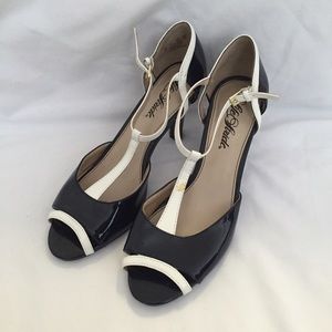 LifeStride Navy & White Pumps