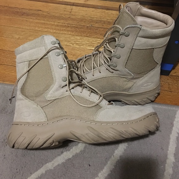 Oakley men's size 10 desert high boot