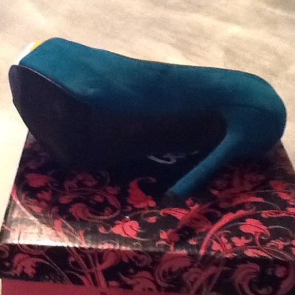 Heels - Picture 3 of 3