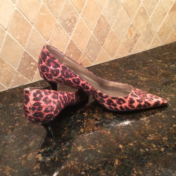 Bandolino kitten heel pump