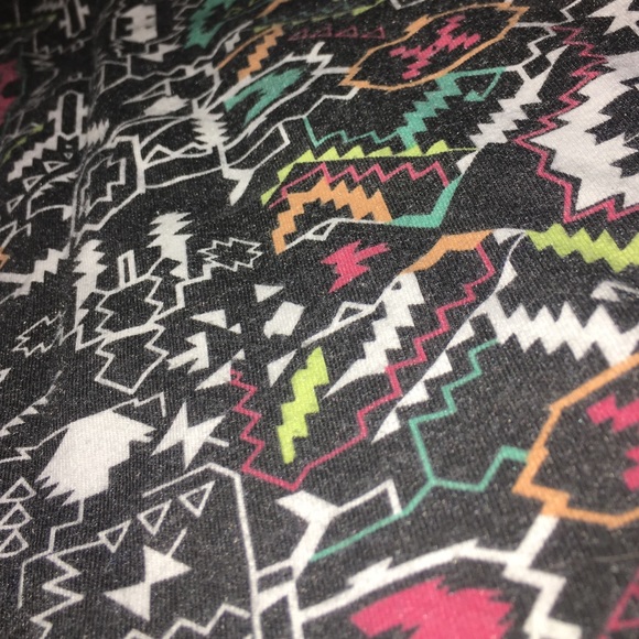 Skin tight graphic design crop top - Picture 2 of 2