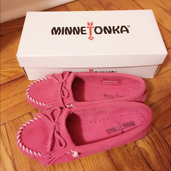 Minnetonka kilty hardsole women's size 5 in pink