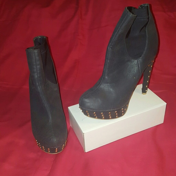 Gently used stud ankle boot - Picture 2 of 3