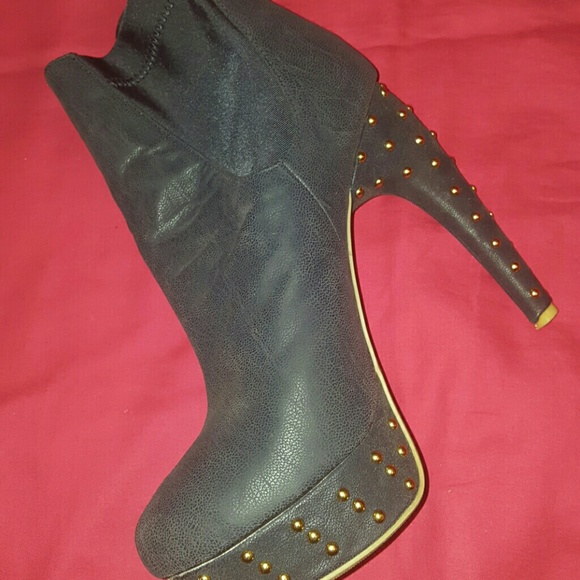 Gently used stud ankle boot - Picture 3 of 3