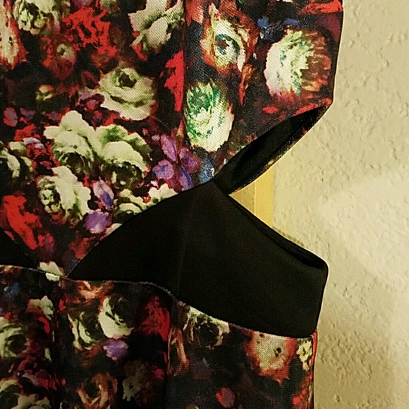 Floral cutout party dress - Picture 2 of 4