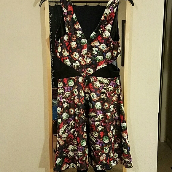 Floral cutout party dress - Picture 3 of 4