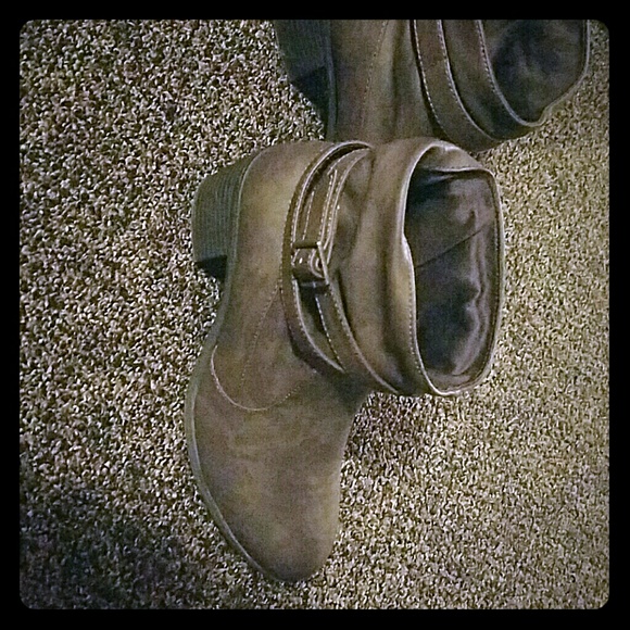 American Eagle size 6 boots