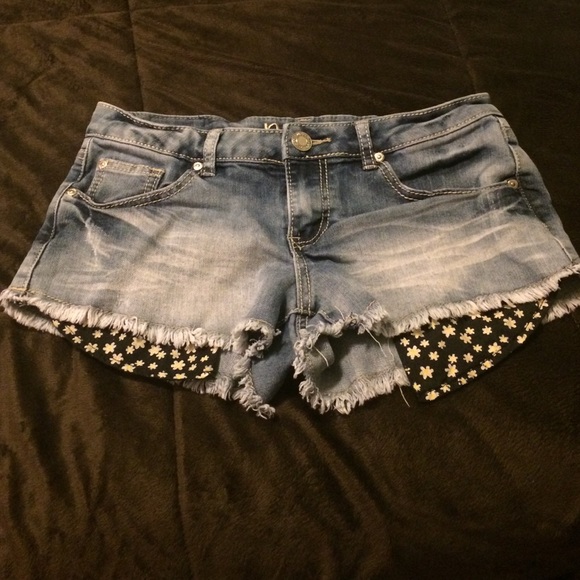 Cut-off jean shorts with Daisy pockets