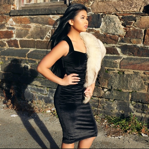 Dresses & Skirts - One left! Premium All Black Velvet midi dress✨