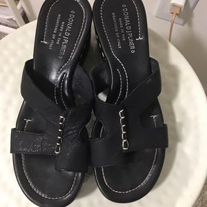 Donald Pliner Black leather Sandals size 8