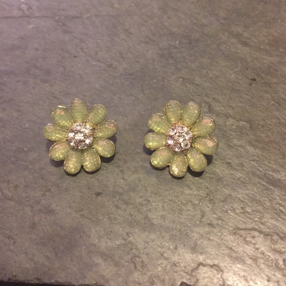 Franchesca's flower stud earrings - Picture 1 of 1