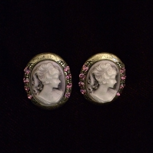 Brass tone cameo earrings. - Picture 1 of 2