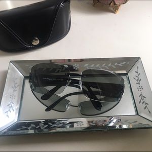 Salvatore Ferragamo sunnies 😎