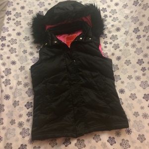 Shiny black vest with removable fur hood  S