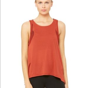 Alo Yoga sunshade tank in sun baked.