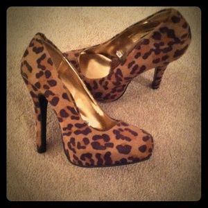 High heel cheetah patterned shoes.  New. 5 1/2.