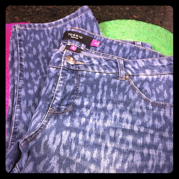 Torrid Size 18 Denim/Leopard Print Capris 💙