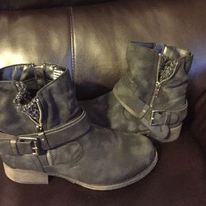 Short black boots with cute buckle and knit!