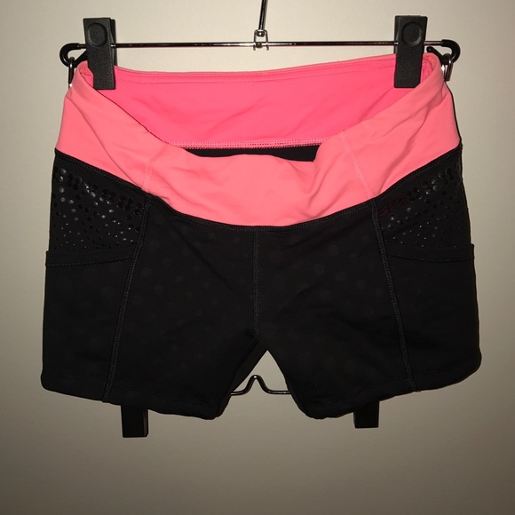 Lululemon booty shorts with pockets