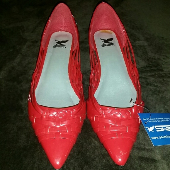 BNWT Patent Leather Red Flats - Picture 1 of 4