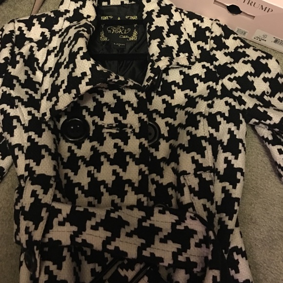 Elegant Vintage Coat - Picture 2 of 2