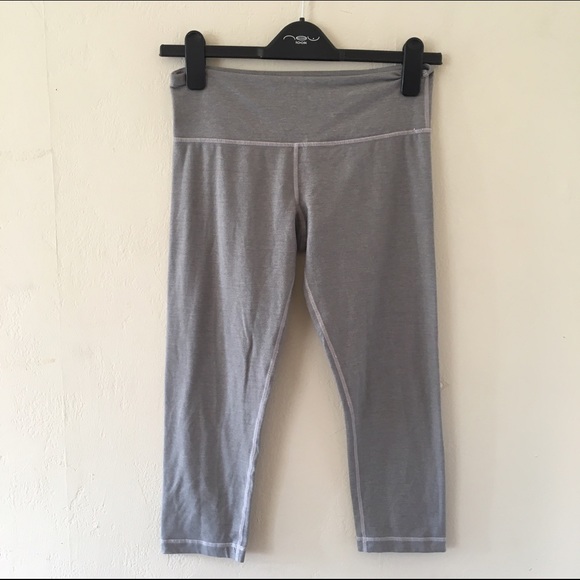 lululemon athletica Pants - Ghost Grey Lululemon Wunder Under Crops sz 6