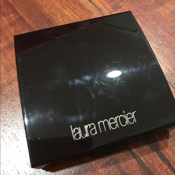 SOLDLaura Mercier Illuminator