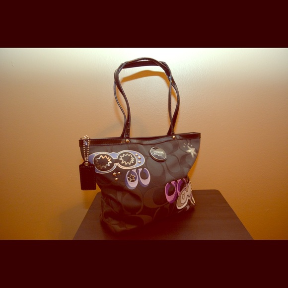 SNAZZY Coach black appliqué Tote #17587! ❤️