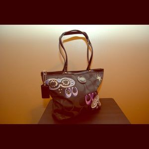 SNAZZY Coach black appliqué Tote #17587! ❤️