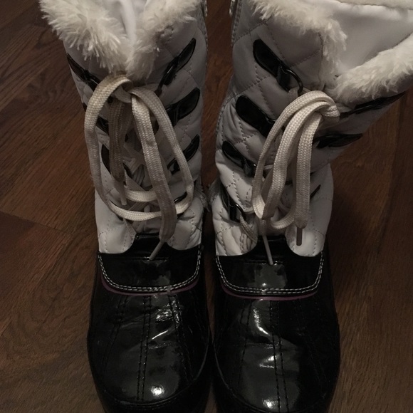Girls fur lined snow boots