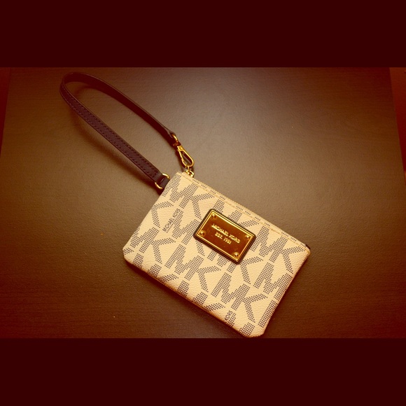 DARLING Michael Kors wristlet! ❤️