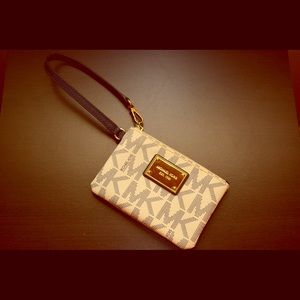 DARLING Michael Kors wristlet! ❤️