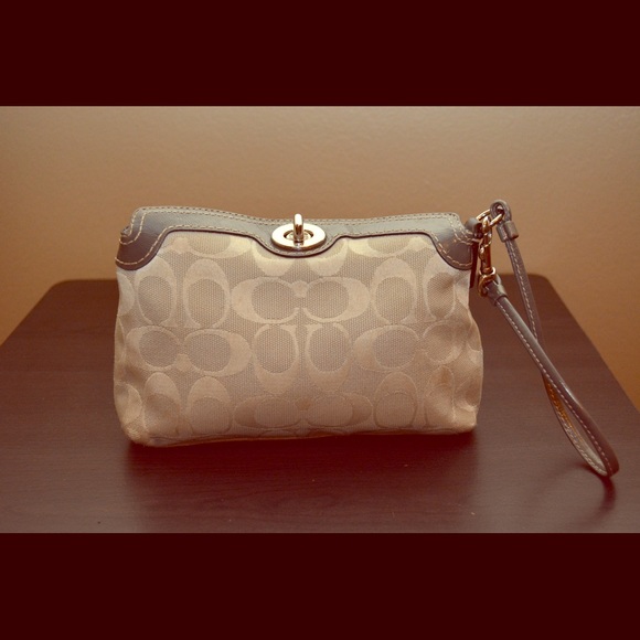 DARING Coach gray signature turn lock clutch! ❤️