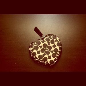 STUNNING Coach B/W signature heart cardholder! ❤️