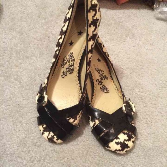 Houndstooth Pumps