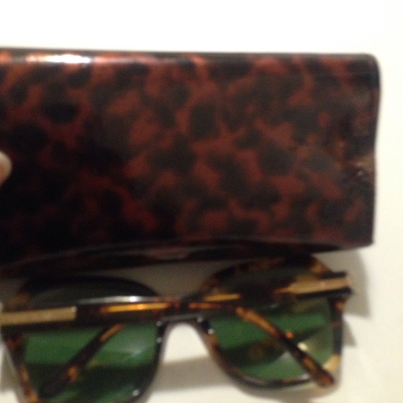Authentic TORY BURCH SUNNIES & CASE