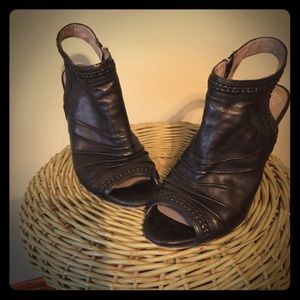 Price ⬇️! Vince Camuto peep toe pumps. Beautiful.