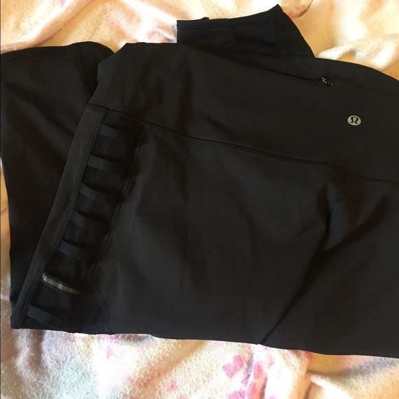 Lululemon crop pants black size 10 ⭐️⭐️