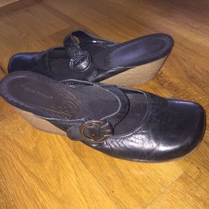 Bare traps black slider